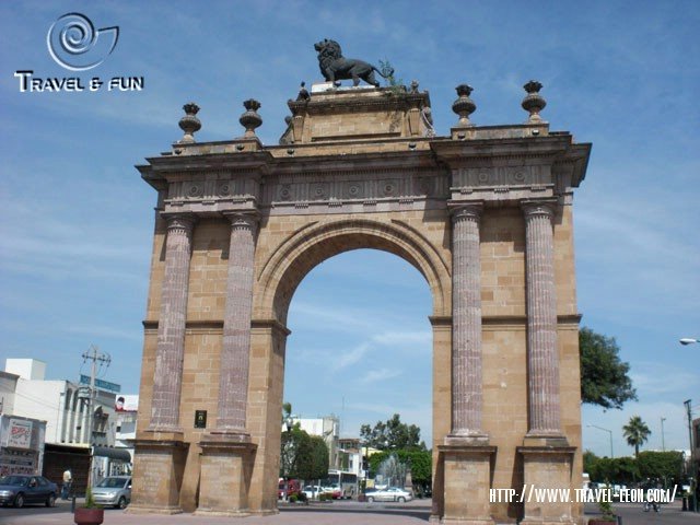 Arco de la Calzada de los Heroes en Leon, Guanajuato